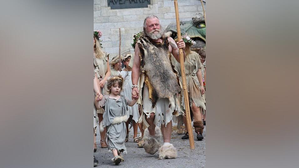 Die schönsten Augenblicke des historischen Drachenstich-Festzuges 2016. Die schönsten Augenblicke des historischen Drachenstich-Festzuges 2016.