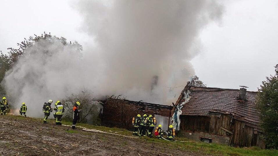 Feuerwehreinsatz am frühen Donnerstagmorgen in der Nähe von Schaufling im Landkreis Deggendorf. Dort brannte ein Wohnhaus. Feuerwehreinsatz am frühen Donnerstagmorgen in der Nähe von Schaufling im Landkreis Deggendorf. Dort brannte ein Wohnhaus.