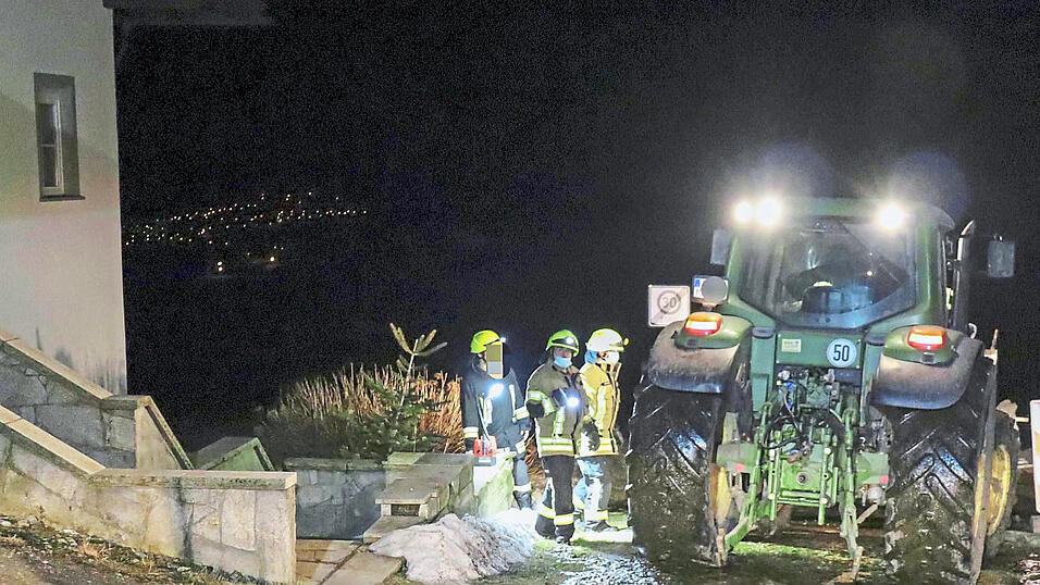 Die G&uuml;lle lief vom Anwesen des Hofes die Stra&szlig;e hinunter.