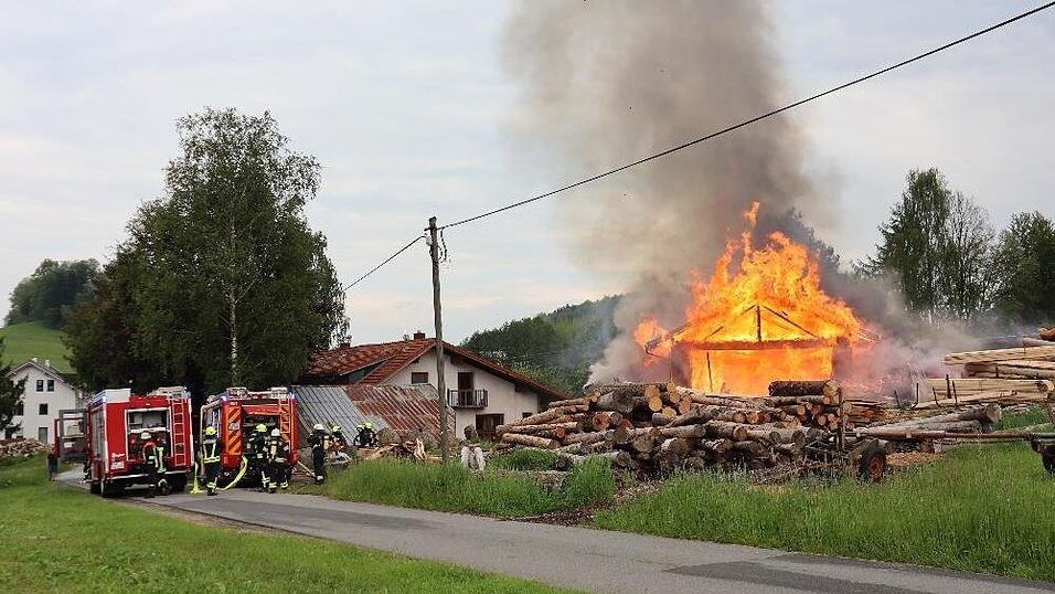 In Breitenberg ist am Dienstagabend ein Brand in einem Sägewerk ausgebrochen. In Breitenberg ist am Dienstagabend ein Brand in einem Sägewerk ausgebrochen.