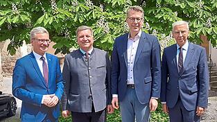 Sie zeigen den Schulterschluss für den Medizincampus (v. l.): Der Deggendorfer Landrat Bernd Sibler, der bayerische Bauminister Christian Bernreiter, Wissenschaftsminister Markus Blume und der Präsident der Universität Regensburg, Professor Udo Hebel. Sie zeigen den Schulterschluss für den Medizincampus (v. l.): Der Deggendorfer Landrat Bernd Sibler, der bayerische Bauminister Christian Bernreiter, Wissenschaftsminister Markus Blume und der Präsident der Universität Regensburg, Professor Udo Hebel.