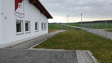 Der Standort f&uuml;r die Stockbahnen und die Hallen&uuml;berdachung direkt neben dem Sportheim wird von den VfB-Mitgliedern kritisch gesehen.