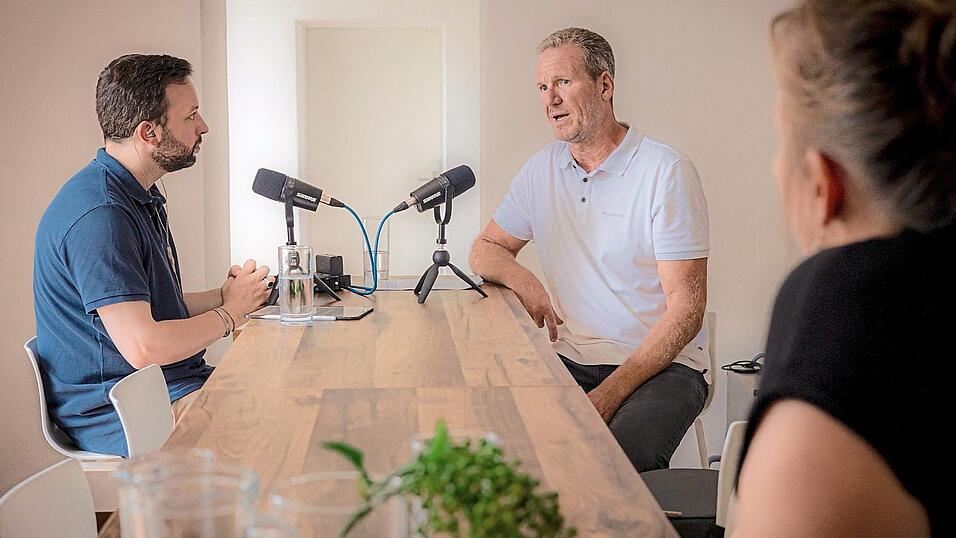 Moderator Daniel Fürg (v. l.), Norbert Helmel und Wirtschaftsförderin Nadja Bauer-Beutlhauser bei der Aufnahme der aktuellen Folge von 'Gründe. Wachse. Lebe.' Moderator Daniel Fürg (v. l.), Norbert Helmel und Wirtschaftsförderin Nadja Bauer-Beutlhauser bei der Aufnahme der aktuellen Folge von 'Gründe. Wachse. Lebe.'