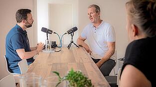 Moderator Daniel Fürg (v. l.), Norbert Helmel und Wirtschaftsförderin Nadja Bauer-Beutlhauser bei der Aufnahme der aktuellen Folge von 'Gründe. Wachse. Lebe.'