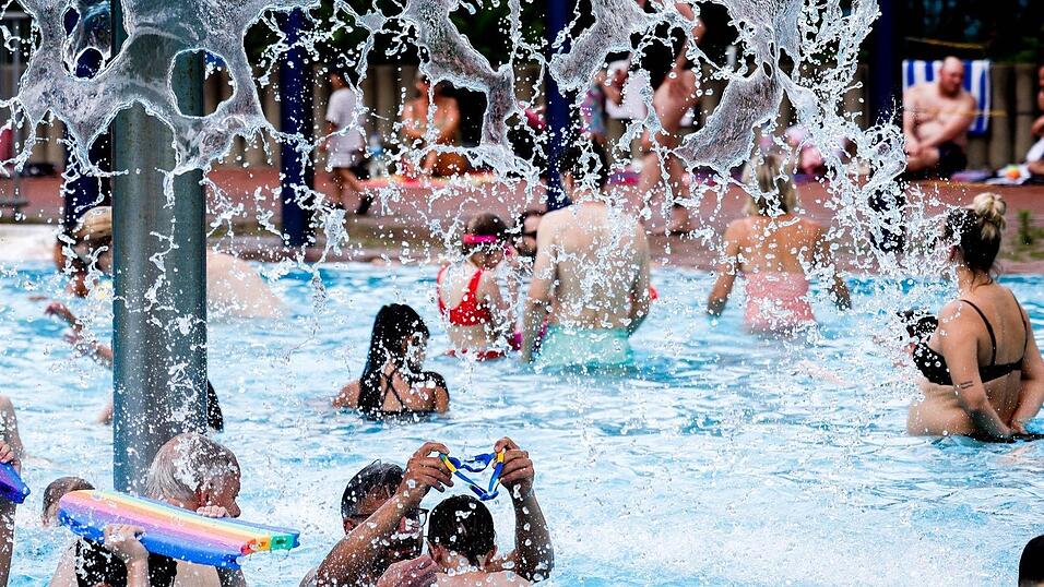 Die beste Abkühlung bei Hitzegraden: Freibad-Besuch. (Archivbild) Die beste Abkühlung bei Hitzegraden: Freibad-Besuch. (Archivbild)