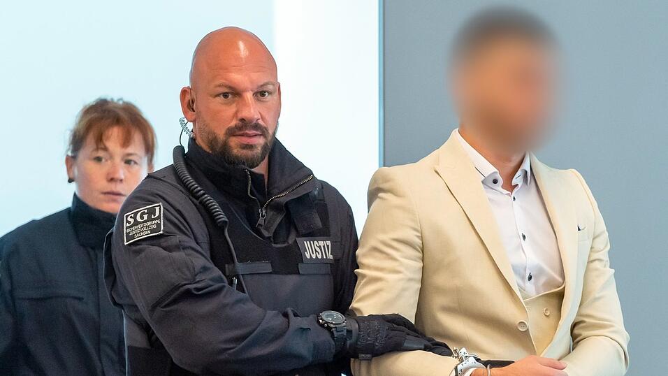 Der Angeklagte Alaa S. wird von Justizbeamten in den Gerichtssaal gebracht.