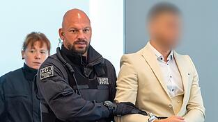 Der Angeklagte Alaa S. wird von Justizbeamten in den Gerichtssaal gebracht.