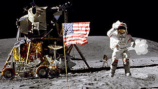 Mit etwas ganz und gar Menschlichem bekannt geworden: Astronaut John Young, der bei seinem Mondspaziergang 1972 mit Blähungen kämpfte. Mit etwas ganz und gar Menschlichem bekannt geworden: Astronaut John Young, der bei seinem Mondspaziergang 1972 mit Blähungen kämpfte.