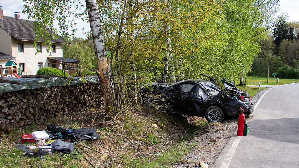 Die Kreisstraße war knapp zwei Stundem gesperrt, der Verkehr wurde örtlich umgeleitet. Die Kreisstraße war knapp zwei Stundem gesperrt, der Verkehr wurde örtlich umgeleitet.