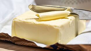 Für Butter müssen Verbraucher nun weniger bezahlen. (Symbolbild)