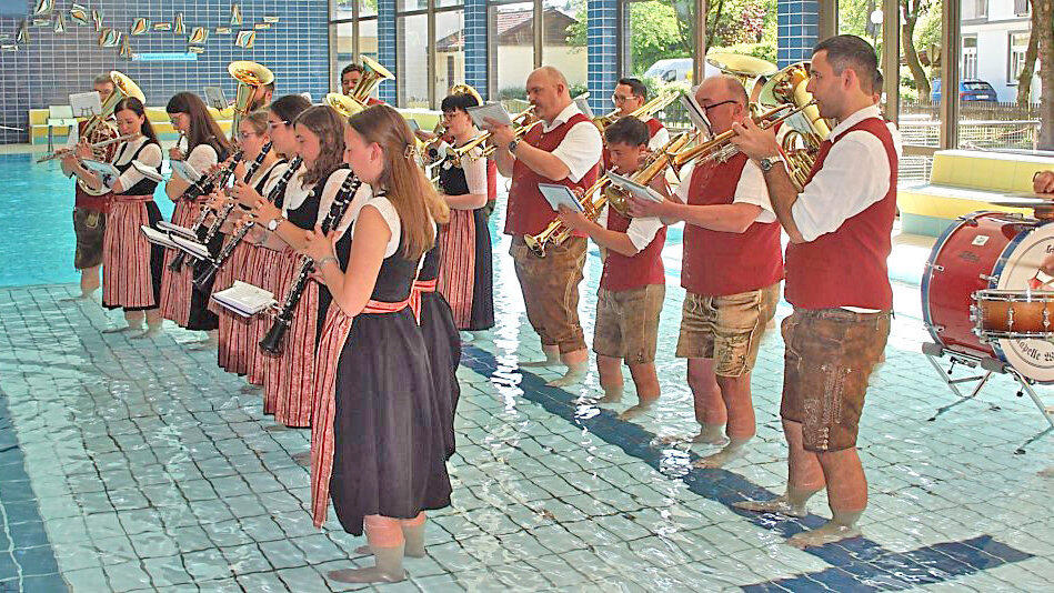 Beim 50. Geburtstag des Hallenbads im Mai ging die Stadtkapelle baden - im September feierte sie dann selbst ein Jubiläum. Beim 50. Geburtstag des Hallenbads im Mai ging die Stadtkapelle baden - im September feierte sie dann selbst ein Jubiläum.