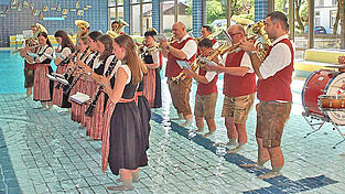 Beim 50. Geburtstag des Hallenbads im Mai ging die Stadtkapelle baden - im September feierte sie dann selbst ein Jubiläum. Beim 50. Geburtstag des Hallenbads im Mai ging die Stadtkapelle baden - im September feierte sie dann selbst ein Jubiläum.