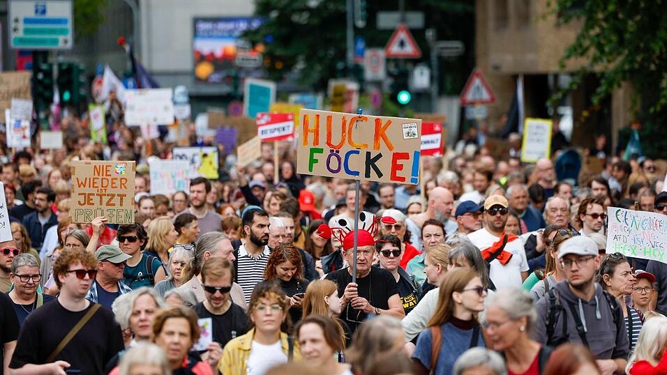 Jung und Alt vereinen sich in Düsseldorf zum bunten Protest. Jung und Alt vereinen sich in Düsseldorf zum bunten Protest.