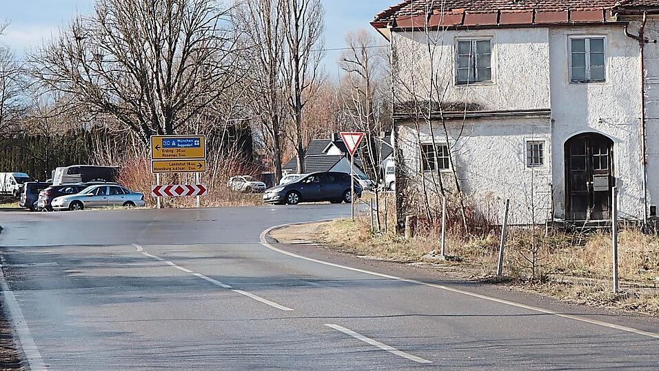 Hier soll laut Plan rechts noch eine weitere Abbiegespur zur Ampelanlage entstehen.