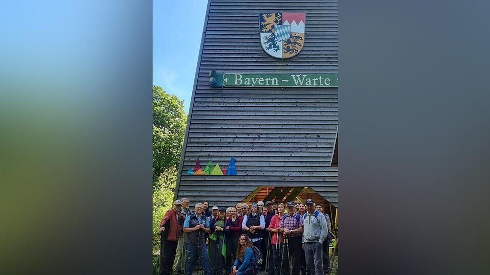 Die Wandergruppe zum Saisonstart am Aussichtsturm Bayern-Warte.
