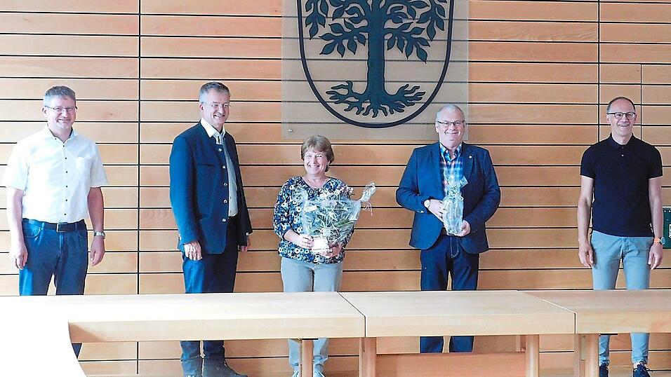 Stadtwerkeleiter Stefan Höcherl (links), Bürgermeister Markus Ackermann (Zweiter von links) und Personalratsvorsitzender Thomas Vogl (rechts) verabschiedeten Heinrich Klein (Zweiter von rechts) und Petra Gabel. F Stadtwerkeleiter Stefan Höcherl (links), Bürgermeister Markus Ackermann (Zweiter von links) und Personalratsvorsitzender Thomas Vogl (rechts) verabschiedeten Heinrich Klein (Zweiter von rechts) und Petra Gabel. F