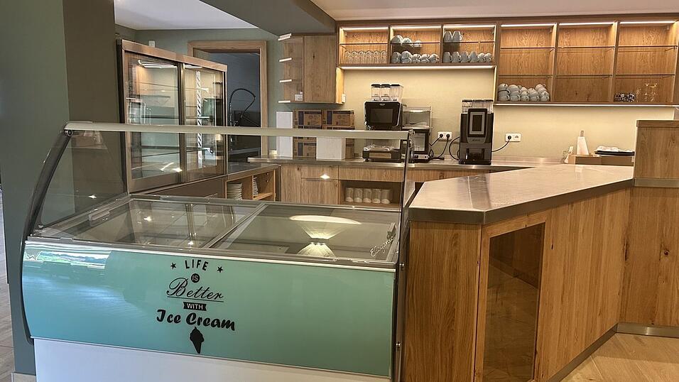 Per Selbstbedienung k&ouml;nnen sich die G&auml;ste mit Kaffee und Kuchen versorgen.