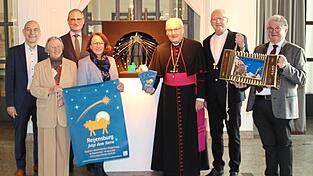Michael Quast (Stadtmarketing), Ursula Michalke (Theaterfreunde), Kulturreferent Wolfgang Dersch, Oberbürgermeisterin Gertrud Maltz-Schwarzfischer, Bischof Rudolf Voderholzer, Regionalbischof Klaus Stiegler und Franz Glas (Krippenverein) vor der Krippe im Stadttheater (von links).