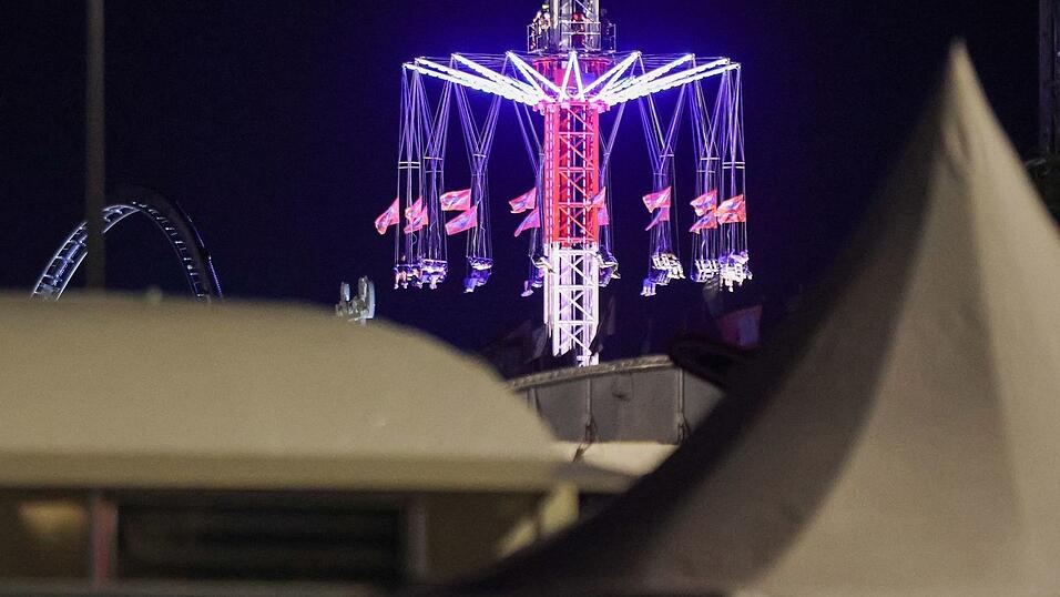 Mehrere Stunden saßen die Fahrgäste eines Kettenkarussells in großer Höhe fest. Mehrere Stunden saßen die Fahrgäste eines Kettenkarussells in großer Höhe fest.