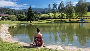 'Abkühlung auf eigene Gefahr' - Am Huberweiher in Lohberg wird mit Schildern darauf hingewiesen, dass es hier keine Aufsicht gibt.