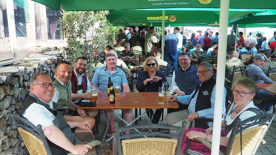 Im Biergarten des Landgasthofes Apfelbeck stimmte man sich ein. Im Biergarten des Landgasthofes Apfelbeck stimmte man sich ein.