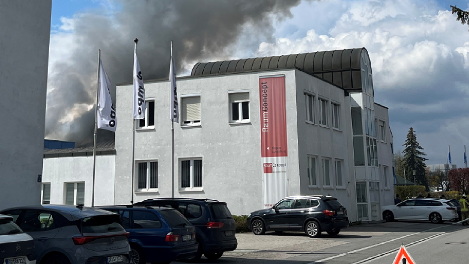 Brennende Kunststoffteile erzeugten eine weithin sichtbare Rauchsäule. Brennende Kunststoffteile erzeugten eine weithin sichtbare Rauchsäule.