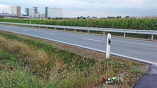 An dieser Stelle zwischen Sünching und Riekofen starb ein 24-Jähriger. Der Unfall geschah in der Nacht vom 3. auf den 4. September.