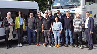 Die neun Mitfahrer mit Pfarrer Johann Baier (links) und Bürgermeister Josef Schütz (rechts). 