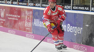 Die Deggendorfer Eishockeylegende „Hackstock“ Thomas Greilinger steht am Freitag im Vordergrund. Die Deggendorfer Eishockeylegende „Hackstock“ Thomas Greilinger steht am Freitag im Vordergrund.