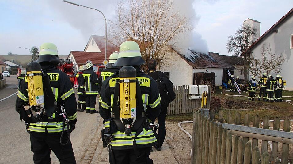 In Thumhausen bei Nittendorf fing eine Scheune Feuer.