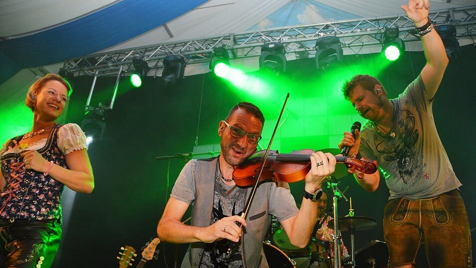 Die 'Joe Williams Band' sorgte am Tag der guten Nachbarschaft für beste Stimmung im Festzelt. Die 'Joe Williams Band' sorgte am Tag der guten Nachbarschaft für beste Stimmung im Festzelt.