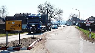 Vom Kreisverkehr beim IGZ Altenkreith (Standort des Fotografen) bis zum Übergang der alten B 85 in die neue zweibahnige Bundesstraße bei Roding-Mitterdorf wird die Deckschicht erneuert.