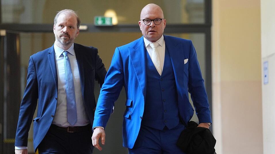 Der Anwalt des israelischen Angeklagten, Sascha Böttner (r.), auf dem Weg ins Gericht.