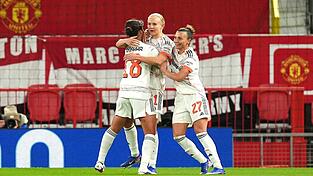 Pernille Harder (M) trifft f&uuml;r den FC Bayern gleich zweimal in Manchester.