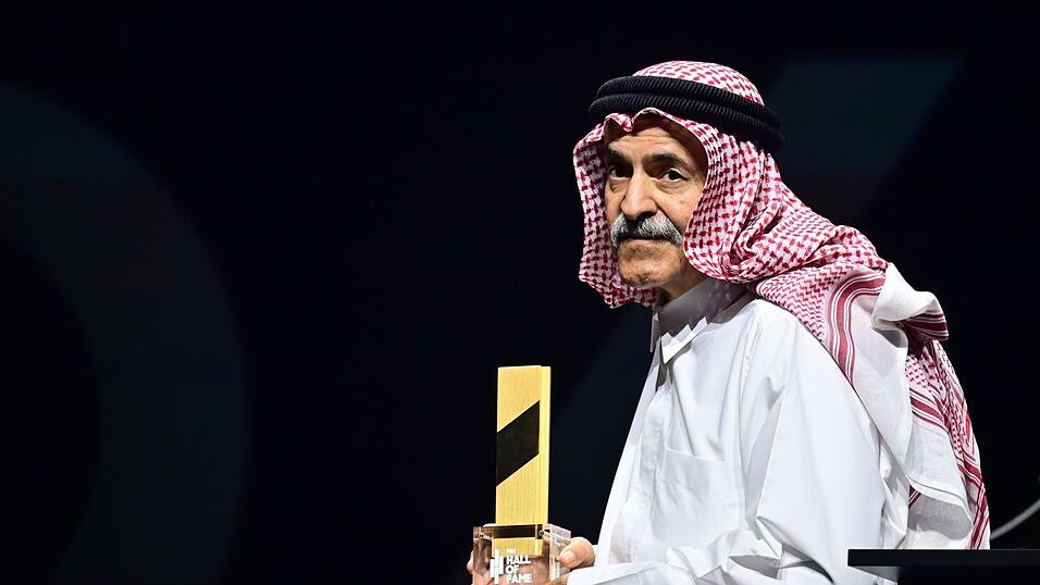 Basketball-Weltverbands-Pr&auml;sident Scheich Saud Ali Al Thani verteilte die Troph&auml;en an die neuen Hall-of-Fame-Mitglieder um Dirk Nowitzki.