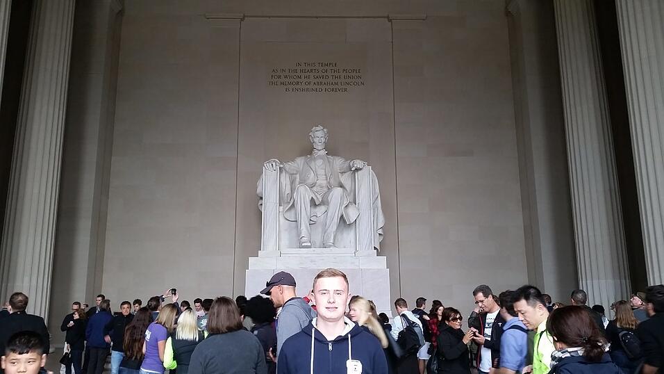 Das Lincoln Memorial ist ein faszinierendes Denkmal. Es ist dem ehemaligen US-Präsidenten Abraham Lincoln gewidmet, welcher eine herausragende Rolle im Kampf gegen die Sklaverei in den Südstaaten und zur Zeit des Bürgerkrieges gespielt hat.