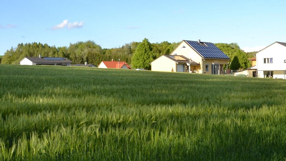 Blick vom Kindergarten Sandelzhausen aus über das Getreidefeld in Richtung des neuen Baugebiets, das über den Taunus- und Spessartweg erschlossen wird. Blick vom Kindergarten Sandelzhausen aus über das Getreidefeld in Richtung des neuen Baugebiets, das über den Taunus- und Spessartweg erschlossen wird.
