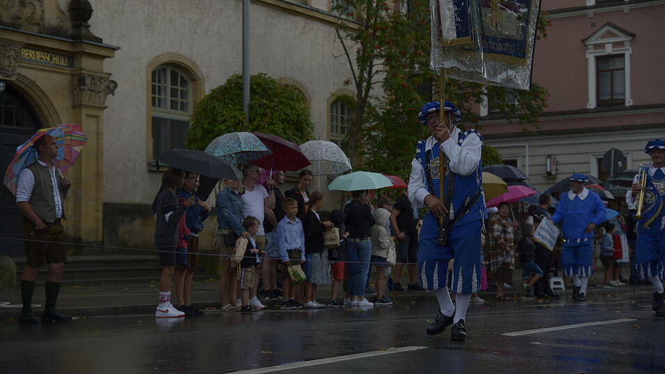 Zahlreiche Musik- und Trachtengruppen zogen nach dreij&auml;hriger Pause am Freitagabend zum Festplatz Am Hagen.&nbsp;