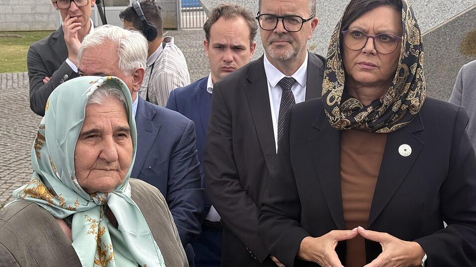 Bayerns Landtagspräsidentin Ilse Aigner (CSU) erinnert in Bosnien-Herzegowina an die Opfer des Völkermords von Srebrenica. Bayerns Landtagspräsidentin Ilse Aigner (CSU) erinnert in Bosnien-Herzegowina an die Opfer des Völkermords von Srebrenica.