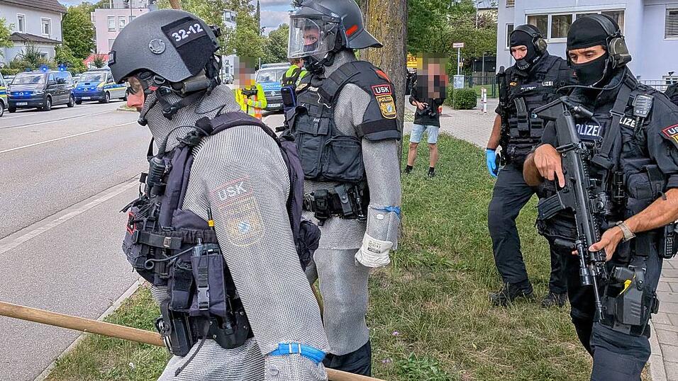 Das SEK ist vor Ort eingetroffen. Das SEK ist vor Ort eingetroffen.