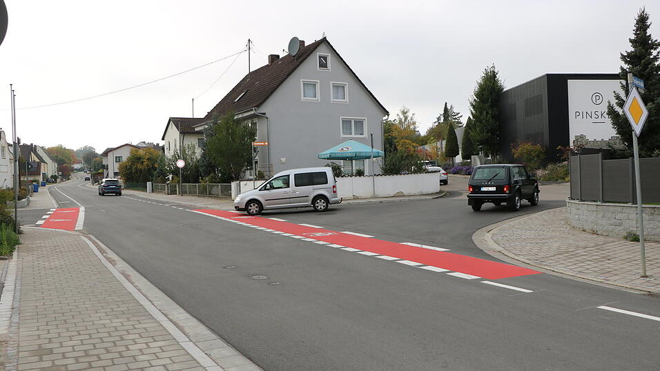 Etwa in dem Bereich, wo sich der hellblaue Schirm des Gebäudes in der Ingolstädter Straße 10 in einem kleinen Vorgarten befindet, sollte die Plakatwerbetafel mit direktem Blick darauf stadtauswärts fahrend installiert werden. Der Bauausschuss spricht sich an dem neuralgischen Punkt aus mehreren Gründen dagegen aus. Etwa in dem Bereich, wo sich der hellblaue Schirm des Gebäudes in der Ingolstädter Straße 10 in einem kleinen Vorgarten befindet, sollte die Plakatwerbetafel mit direktem Blick darauf stadtauswärts fahrend installiert werden. Der Bauausschuss spricht sich an dem neuralgischen Punkt aus mehreren Gründen dagegen aus.