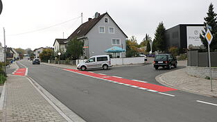 Etwa in dem Bereich, wo sich der hellblaue Schirm des Geb&auml;udes in der Ingolst&auml;dter Stra&szlig;e 10 in einem kleinen Vorgarten befindet, sollte die Plakatwerbetafel mit direktem Blick darauf stadtausw&auml;rts fahrend installiert werden. Der Bauausschuss spricht sich an dem neuralgischen Punkt aus mehreren Gr&uuml;nden dagegen aus.
