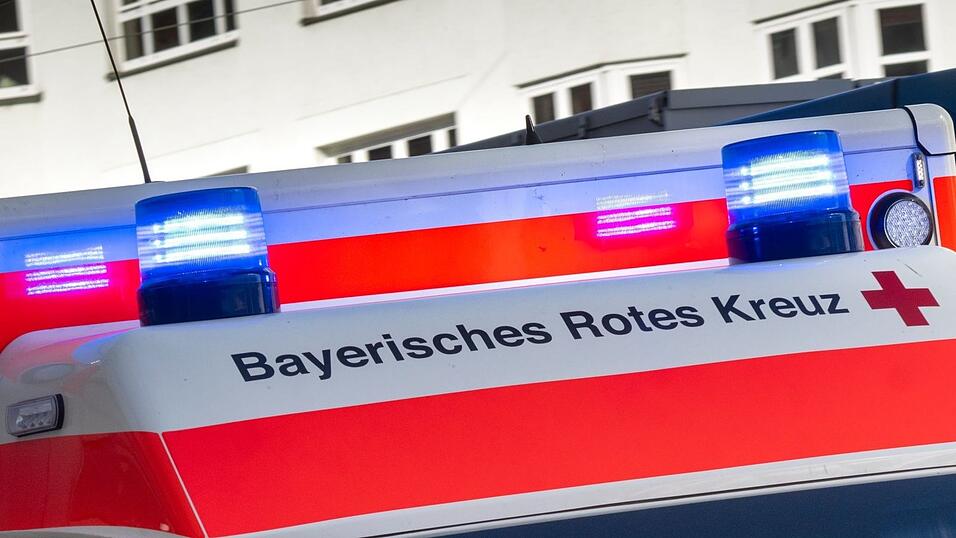 Der Motorradfahrer wurde mit schweren Verletzungen ins Krankenhaus gebracht. (Symbolbild)