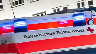 Der Motorradfahrer wurde mit schweren Verletzungen ins Krankenhaus gebracht. (Symbolbild)
