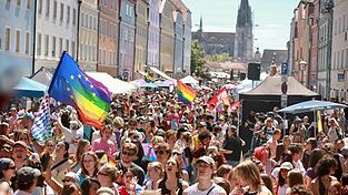 Der CSD zog &uuml;ber die Steinerne Br&uuml;cke bis nach Stadtamhof.