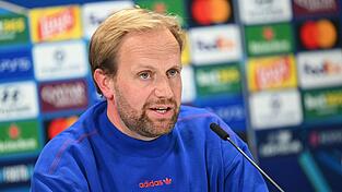 Bei der Pressekonferenz vor dem Arsenal-Spiel schlüpfte Aaron Danks schon mal in die Chefrolle. Bei der Pressekonferenz vor dem Arsenal-Spiel schlüpfte Aaron Danks schon mal in die Chefrolle.