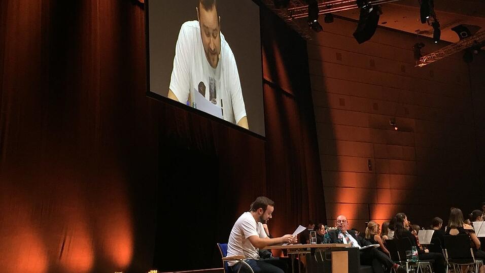 Nicht nur Bilbo, sondern auch der finstere Gollum wurde an diesem Abend von Synchronsprecher Manuel Straube zum Leben erweckt. Nicht nur Bilbo, sondern auch der finstere Gollum wurde an diesem Abend von Synchronsprecher Manuel Straube zum Leben erweckt.