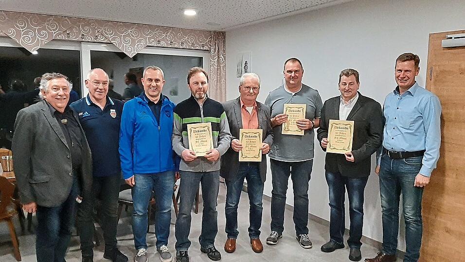 Urkunden f&uuml;r die Geehrten: (v.l.) B&uuml;rgermeister Hans J&auml;ger, Vorsitzender Roland K&uuml;hbeck, dritter Vorsitzender Gerhard Weigl, Manuel Liebhart, Erwin Kampf, Werner Leher und Josef Achatz und zweiter B&uuml;rgermeister Rudi Lerndorfer.