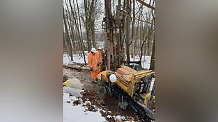 Fachleute holen oberhalb des Tunnels auf den Winzerer H&ouml;hen mit einem Bohrer Gesteinsproben tief aus der Erde.