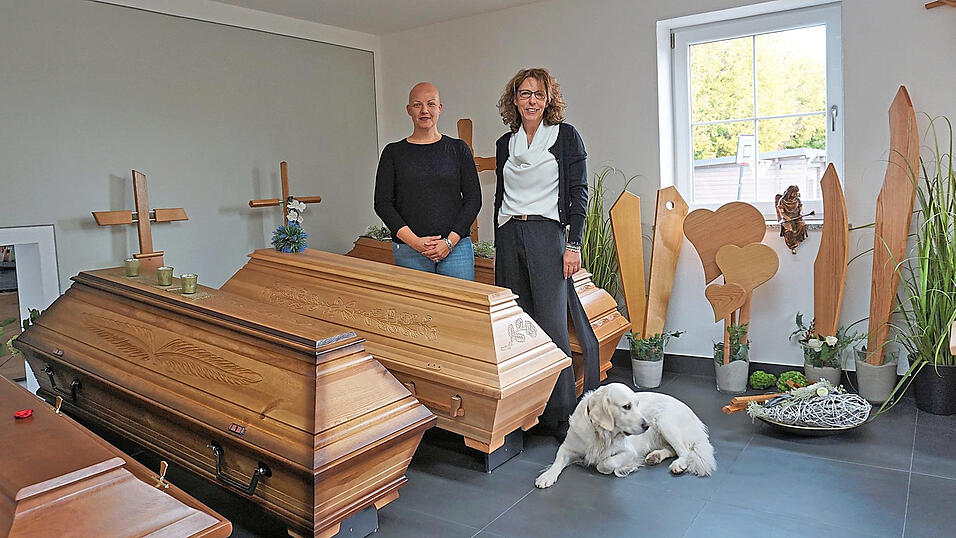 Ingrid Baumann (rechts) und Julika Weiherer begleiten und beraten Angeh&ouml;rige von Verstorbenen. Hund 'Ellie' hat sich hierbei schon als 'Trauerhund' bew&auml;hrt.